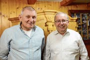 Der langjährige Präsident Roland Moser (links) übergibt das Amt seinem Nachfolger Thomas Ammann. (Bild: Hansruedi Rohrer)