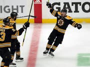 Siegesjubel: Brad Marchand (re.) machte mit dem 4:2 ins leere Tor alles klar für die Boston Bruins (Bild: KEYSTONE/AP/CHARLES KRUPA)