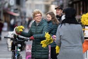 Am diesjährigen Frauentag gab's für Frauen nicht nur Mimosen auf dem Bärenplatz (Bild), sie dürften auch gratis ins Museum. Im Kunstmuseum nahmen etwa 20, im Museum im Lagerhaus ein Dutzend Frauen den Gratiseintritt in Anspruch. (Bild: Michel Canonica - 8. März 2018)
