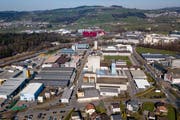 Den Luzerner Industriebetrieben (im Bild das Industriegebiet Münchrüti / Kleinfeld in Sursee) geht es befriedigend. (Bild: Philipp Schmidli, 21. März 2019)