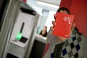 Die Regierung will keine Aussenstelle der Ausweisstelle errichten. (Bild: Anthony Anex/Keystone)