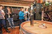 Den Abschluss des Weinspaziergang bildet ein Besuch des Weinkellers von Paul Arnold im Planzerhaus in Bürglen. (Bild: Sascha Krähenbühl)