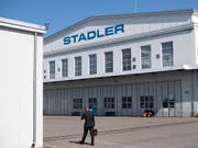 Das Stadler-Werk in Altenrhein erhält einen neuen Chef. Hintergrund sind strategische Differenzen. (Bild: KEYSTONE/GIAN EHRENZELLER)