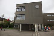 Das Schulhaus Rotmonten: Auch hier war ein Lehrer fristlos entlassen worden. Und auch in diesem Fall hat das Verwaltungsgericht dem Entlassenen Recht gegeben und eine Entschädigung zugesprochen. (Bild: PD - 11. September 2017)