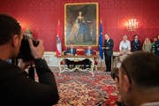 Bundespräsident Alexander Van der Bellen (rechts) machte Vizekanzler Hartwig Löger am Dienstag zum Nachfolger von Sebastian Kurz. Bild: Florian Schrötter/Imago