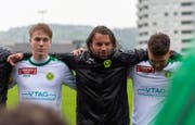 Nass und erschöpft, aber happy: Die Brühler am vergangenen Samstag nach dem Sieg gegen den FC Stade Nyonnais. (Bild: PD/Kurt Frischknecht)