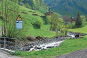 Solche Warntafeln stehen in Uri im Einzugsgebiet sämtlicher Kraftwerke an Flüssen und Bächen. (Bild: PD)
