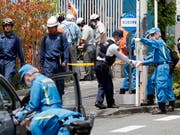 Drei Tote lautet die Bilanz eines Amoklaufs in Kawasaki. Ermittler beim Sichern des Tatorts. (Bild: KEYSTONE/EPA/KIMIMASA MAYAMA)