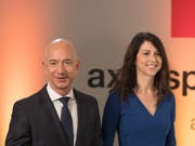 MacKenzie Bezos (rechts) hier im Bild mit ihrem Ex-Mann, Amazon-Chef Jeff Bezos, will nach ihrer Scheidung mindestens die Hälfte ihres Milliardenvermögens spenden. Jeff und MacKenzie Bezos hatten im Januar angekündigt, sich nach 25 Ehejahren scheiden zu lassen. (Bild: KEYSTONE/dpa/JÖRG CARSTENSEN)
