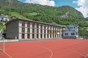 Muss saniert werden: das Schulhaus von Büren. (Bild: Dominik Wunderli, Büren, 23. Mai 2019)