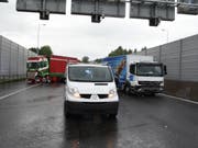 Zwei Lastwagen und ein Lieferwagen sorgten mit ihrem Auffahrunfall für eine Sperrung der Autobahn A2 bei Emmenbrücke. (Bild: Luzerner Polizei)