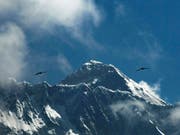 Die Wetterbedingungen für einen Gipfelsturm am Mount Everest in Nepal sind selten günstig: Jedes Jahr versuchen Hunderte Bergsteiger, den 8848 Meter hohen Gipfel zu erklimmen. (Bild: KEYSTONE/AP/NIRANJAN SHRESTHA)