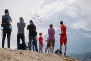 Das Team des Flugzeugtyps PC-7 bei seiner Show zu den 80-Jahre-Feierlichkeiten des Militärflugplatzes Emmen. (Bild: Keystone/Urs Flüeler, 24. Mai)