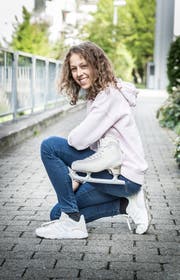 Livia Kaiser in Sneakern, die Eiskunstlaufkarriere aber immer im Blick - oder in der Hand. (Bild: Andrea Stalder)