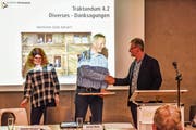 Gemeinderätin Isabelle Denzler und Gemeindepräsident Hans Mäder verabschieden Gemeinderat Adrian Stutz (Mitte). (Bild: Roman Scherrer)