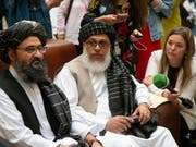 Zeigt sich erstmals öffentlich: Mullah Abdul Ghani Baradar, Vizechef der Taliban in Moskau (Mitte). (Bild: KEYSTONE/AP/ALEXANDER ZEMLIANICHENKO)
