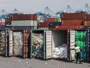 Zurück an den Absender: Malaysia schickt Plastikmüll in die Herkunftsländer zurück. Ein Polizist öffnet Container in Port Klang. (Bild: KEYSTONE/EPA/FAZRY ISMAIL)