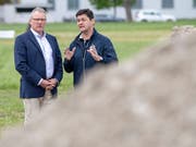 Heinz Tännler, OK-Präsident des Eidg. Schwing- und Älplerfests in Zug (links), enerviert sich ob der Schwarzmarktpreise für Tickets. (Bild: KEYSTONE/URS FLUEELER)