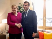 Bilaterales Treffen zwischen der deutschen Kanzlerin Angela Merkel und dem französischen Präsidenten Emmanuel Macron am Dienstag vor dem EU-Gipfel in Brüssel: Während Merkel den konservativen Spitzenkandidaten Manfred Weber unterstützt, lehnt Macron das Spitzenkandidaten-Modell grundsätzlich ab. (Bild: KEYSTONE/EPA AP POOL/OLIVIER MATTHYS / POOL)