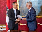 Wird die Amtsgeschäfte der Regierung interimistisch übernehmen: Finanzminister und Vizekanzler Hartwig Löger bei der Entlassung der Regierung Kurz durch Präsident Alexander Van der Bellen (rechts). (Bild: KEYSTONE/EPA/CHRISTIAN BRUNA)