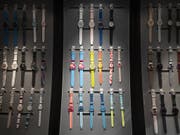 Uhren «made in Switzerland» sind immer noch begehrt. Im April gingen die Exporte allerdings leicht zurück. (Bild: KEYSTONE/PETER KLAUNZER)