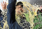 Klar, die obligate Bierdusche: Trainer Urs Fischer nach dem Aufstieg mit Union. (Bild: Jörg Carstensen/Keystone (Berlin, 27. Mai 2019))