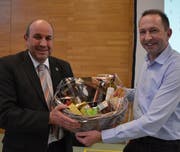 Gemeindepräsident Martin Stuber erhält von Thomas Ribi einen Geschenkkorb. (Bild: Margrith Pfister-Kübler)