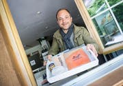 Hannes John freut sich auf die Besucher seines Ladens. (Bild: Andrea Stalder)