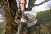 Jäger, Autor und Fotograf Philipp Zumbühl präsentiert sein Buch «Jagd – Momente prachtvoller Vergänglichkeit». (Bild: PD)