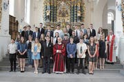 Generalvikar Martin Kopp und Pfarrer German Betschart mit den Firmanden. (Bild: Markus Zwyssig, Schattdorf, 26. Mai 2019)