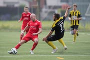 Der Stanser Luca Eigensatz (links) versucht den Gunzwiler Fabian Dominé zu umspielen (Bild: Boris Bürgisser, Stans, 25. Mai 2019)