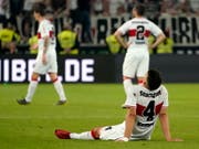 Ein Bild des Jammers: Der so hoffnungsvoll in die Saison gestartete VfB Stuttgart muss zum dritten Mal den Gang in die 2. Bundesliga antreten (Bild: KEYSTONE/EPA/RONALD WITTEK)