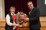 Stadtpräsident Thomas Weingart überreicht der zurücktretenden Stadträtin Helen Jordi (EDU) einen Blumenstrauss. (Bild: Georg Stelzner)