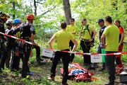 In Mels trainierte das Alpinkader der Kantonspolizei mit Partnerorganisationen die Rettung bei Unfällen im Berggebiet. (Bilder: Kantonspolizei)