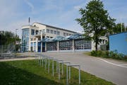 Das Mehrzweckgebäude Neuhof bedarf einer aufwendigen Sanierung. (Bild: Stefan Kaiser, Neuheim, 24. Mai 2019)