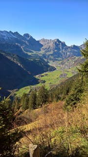 Engelberg bleibt ein touristischer Schwerpunkt: Blick auf dem Weg von der Fürenalp ins Tal auf das Dorf. (Bild Markus von Rotz, Engelberg, 11. Oktober 2017)