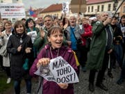 In Tschechien sind erneut Tausende Demonstranten gegen die Regierung von Ministerpräsident Andrej Babis auf die Strasse gegangen.Sie forderten auf Schildern «Babis ins Gefängnis» oder «Rücktritt», wie die Agentur CTK berichtete. (Bild: KEYSTONE/EPA/MARTIN DIVISEK)