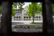 Blick durch den Zaun aufs Schulhaus Buchental in St.Gallen. (Bild: Urs Bucher - 24. Mai 2019)