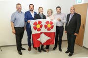 Die neue Bettwiesener Gemeindebehörde stellt sich fürs erste Gruppenbild auf: Ralph Brunschwiler, Marc Steiner, Gemeindeschreiberin Corinne Oertig, Franziska Pustiasi, Michael Ruckstuhl und Gemeindepräsident Patrick Marcolin. (Bild: Christof Lampart)