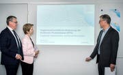 Da führt die Strasse durch: IHK-Vizepräsident Beat Hirt, Ständerätin Brigitte Häberli und René Neuenschwander von Ecoplan. (Bild: Reto Martin)