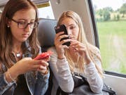 «SBB Freesurf» bietet über das Mobilfunknetz kostenloses Internet im Zug. Vorerst ist es Kunden von Sunrise und Salt vorbehalten. Swisscom und Sunrise sehe keinen Bedarf: Der Trend gehe in Richtung Flatrate. (Bild: Keystone/CHRISTOF SCHUERPF)