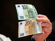 Die neuen 100- und 200-Euro-Banknoten mit besseren Sicherheitsmerkmalen sind seit Dienstag im Umlauf. (Bild: KEYSTONE/EPA/TOMS KALNINS)