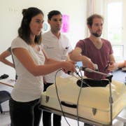 Zwei Teilnehmer am Workshop «lapraskopische Übungen» mit Panagiotis Kanellos, Oberarzt Gynäkologie. (Bild: PD, Altdorf, 25. Mai 2019)