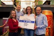 Die Präsidentin der Frauenzentrale Luzern Silvana Beeler Gehrer (v.l.) und Co-Geschäftsführerin Ursi Wildisen erhalten den Check vom Geschäftsleiter des Vereins Luzerner Stadtlauf Andreas Grüter und OK-Präsident Beat Schorno. (Bild: PD)