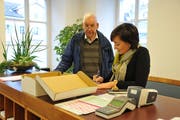 Peter Zwicky bei Einreichung des Referendums zusammen mit Landschreiberin Nicole Frunz Wallimann. (Bild: Philipp Unterschütz, Sarnen, 21. Januar 2019)