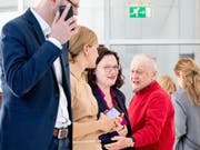 Hinter Mitarbeitern verlässt Andrea Nahles (3.v.l), Fraktionsvorsitzende der SPD und SPD-Parteivorsitzende, die Sondersitzung der SPD-Bundestagsfraktion. (Bild: Keystone/DPA/KAY NIETFELD)