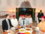 Trumps Schwiegersohn Jared Kushner (links) beim Fastenbrechen mit der marokkanischen Königsfamilie, König Mohammed VI (Mitte), Kronprinz Moulay Hassan (rechts). (Bild: Keystone/AP Moroccan Royal Palace/MOROCCAN ROYAL PALACE)