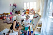 Kita Gummistifu in Ennetmoos, Mueterschwandenberg hat seit einer Woche geöffnet. Im Bild links Laura Muhmenthaler mit Lejan und hinten Desirée Müller. Kindertagesstätte, Kinderbetreuung.