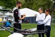 Patricia Merz (rechts) mit ihrere Ruder-Partnerin Frederique Rol (mitte) und Nationaltrainer Bill Lucas am Rotsee. (Bild: Urs Lindt/freshfocus, Luzern, 29. Mai 2019)