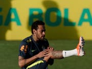 Schmerzen im linken Knie: Neymar musste das Training mit der brasilianischen Nationalmannschaft abbrechen (Bild: KEYSTONE/AP/LEO CORREA)